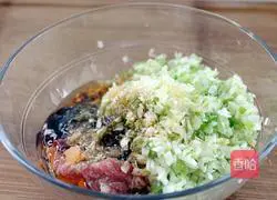 Illustration of how to make pork and green onion pot stickers 9