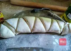 Illustration of how to make carrot and grilled sausage rolls 13