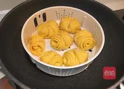 Illustration of how to make pumpkin rolls 19