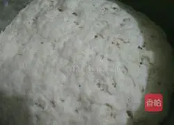 Illustration of how to make Cantonese sausage rolls 2