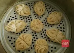 Illustration of how to make flower rolls 12