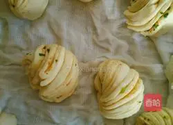 Scallion rolls.Illustration of how to make them 7