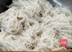 Illustration of making rice noodles 7