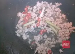 Illustration of how to make Shanghai spring rolls 5