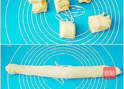 Illustration of how to make milk-flavored flower rolls 6