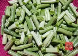 Illustration of how to make braised beans and noodles 2