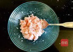 Illustration of how to make cranberry rice balls 3