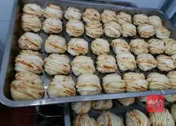 Illustration of how to make pepper flower rolls 6