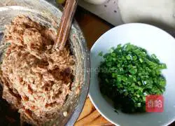 Illustration of how to make crispy pork pancakes 5