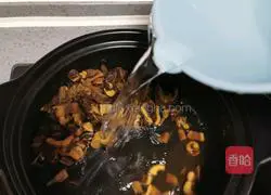 Illustration of how to make astragalus and chrysanthemum porridge 7