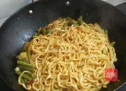 Illustration of how to make stewed noodles with potatoes and beans 9