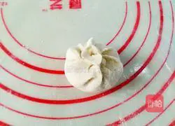 Illustration of making pot stickers with mutton filling 7