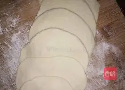 Illustration of how to make rose rolls 2