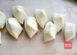 Illustration of how to make spring roll skins 5