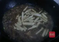 Illustration of making braised noodles with pickled cabbage 7