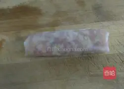 Illustration of how to make meat-filled spring rolls 12