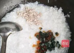 Illustration of how to make preserved egg and lean meat porridge 7