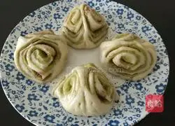 Illustration of how to make two-color flaxseed pink flower rolls 11