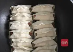 Illustration of how to make beef pot stickers 4