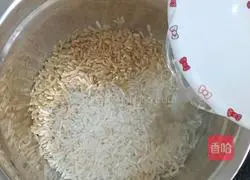 Illustration of how to make rice, brown rice and peanut porridge 3