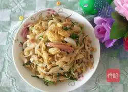 Illustration of how to make stir-fried rice noodles with chives 7