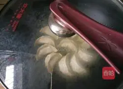 Frying pot stickers and dumplings Practice illustration 9