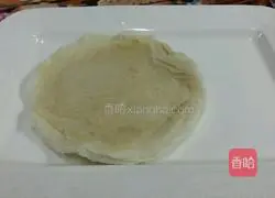 Illustration of how to make shepherd's purse and shrimp spring rolls (mustard flavor) 3