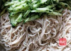 Illustration of how to make cold noodles with fried sauce 1