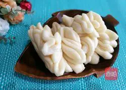 Illustration of how to make handmade flower rolls 10