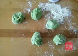 Illustration of how to make green rose rolls 6