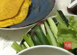 Illustration of how to make homemade colorful spring rolls 7