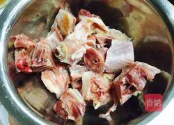 Illustration of how to make large plate of chicken braised colorful noodles 4