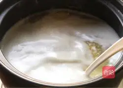 Illustration of how to make cabbage, frozen tofu and preserved egg porridge 3