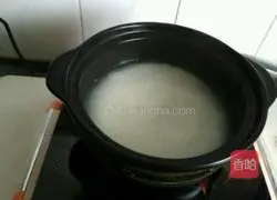 Illustration of how to make spareribs claypot rice 6