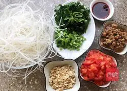 Illustration of how to make minced pork rice noodles 1