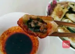 Illustration of how to make mushroom and meat pot stickers 5