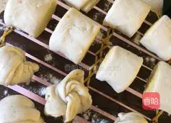 Illustration of how to make salt and pepper flower rolls 5