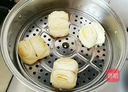 Illustration of how to make salt and pepper rolls 19