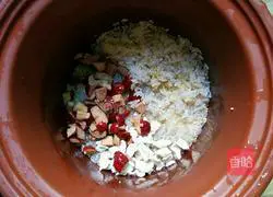 Illustration of how to make rice, yam and red date porridge 4