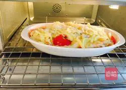 Illustration of how to make shrimp, bacon and cheese baked rice 10