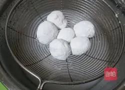 Illustration of how to make Lantern Festival with black sesame filling 11