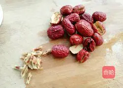 Illustration of how to make lychee, red dates, yam and wolfberry porridge 3