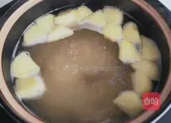 Illustration of how to make apple and longan rice porridge 6
