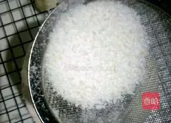 Illustration of how to make blue and white porcelain rice flour steamed cake 11