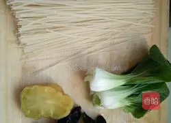 Illustration of how to make soup stock casserole rice noodles 1