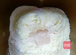 Illustration of how to make milk-flavored flower rolls 2