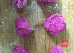 Illustration of how to make dragon fruit and rose rolls 3