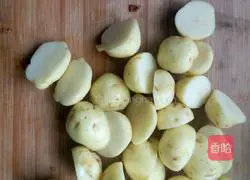 Illustration of braised rice noodles with small potatoes 2