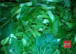 Illustration of how to make fried rice noodles with green vegetables 1