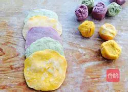 Illustration of how to make colorful rose rolls 7